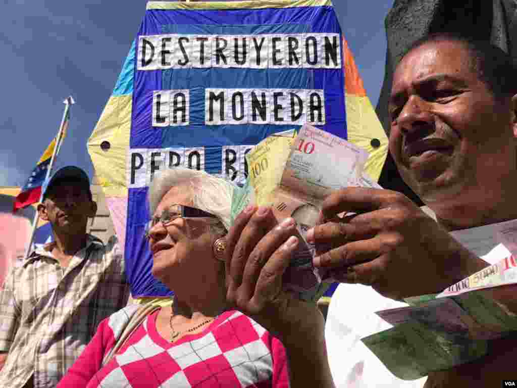 El país suramericano cayó oficialmente en hiperinflación desde diciembre de 2017. De acuerdo a datos de la Asamblea Nacional venezolana, de mayoría opositora, la inflación acumulada en lo que va de año hasta noviembre es de 5.515,6%. Foto: Carolina Alcalde - VOA.