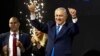 El primer ministro de Israel, Benjamin Netanyahu saluda a sus partidarios después que cerraron las urnas en la elección general en Tel Aviv. 10 de abril de 2019.