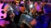 Crnogorska policija blokira ulice tokom protesta u Nikšiću, 13. maja 2020. (Foto: AP) 
