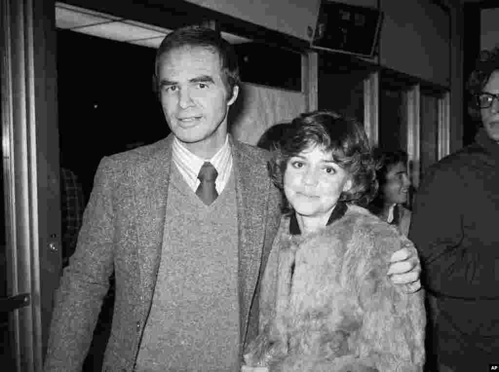 影星伯特·雷诺兹(Burt Reynolds,又译毕雷诺士)和Sally Field于1978年12月23日在纽约百老汇看戏。2018年9月6日,雷诺兹逝世,享年82岁。雷诺兹是美国1970年代的标志性人物。他的演艺生涯突破是在1972年主演电影《激流四勇士》“Deliverance”,这部电影讲述一场激流划艇的惊险之旅。他也曾经凭着在电视喜剧“Evening Shade”的演技获得艾美奖。他曾与成龙合演电影《炮弹飞车》。
