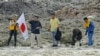 10名日本活動人士8月19日在釣魚島(尖閣列島)上升旗(資料圖片)