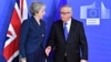Jean-Claude Juncker, a la derecha, se prepara para dar la mano a la primera ministra británica, Theresa May, antes de su reunión en la sede de la Comisión Europea en Bruselas, Bélgica. Foto de archivo.