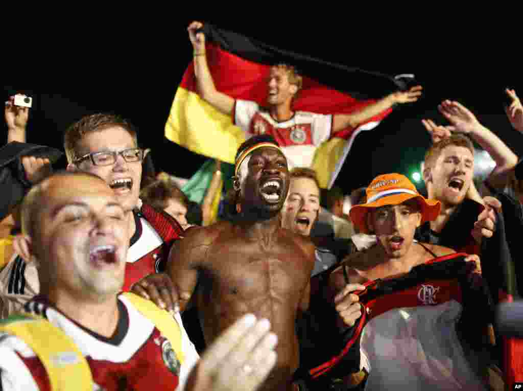 Fan Ðức ăn mừng chiến thắng vang dội 7-1 của đội nhà trước Brazil.