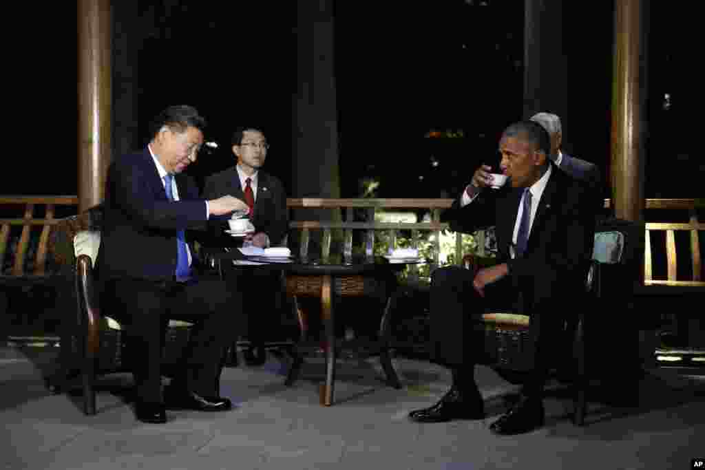 在美中两国元首举行会晤的西湖国宾馆,奥巴马和习近平在举行了3个半小时的会谈后在夜色下的花园中喝茶。(2016年9月3日)