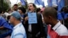 La oposición venezolana portando pancartas exhortó a no violar la Constitución.