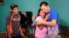 El líder campesino Víctor Manuel Díaz González, quien fue arrestado por participar en una protesta contra el gobierno del presidente nicaragüense, Daniel Ortega, abraza a su madre luego de ser liberado de la prisión de La Modelo en Tipitapa.