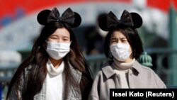 28 Şubat 2020 - Japonya'da Urayasu'daki Disneyland eğlence parkını ziyaret edenler 