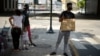Una familia de inmigrantes venezolanos pide ayuda en la calle en Guayaquil, Ecuador, para retornar a su país el 20 de abril de 2020.