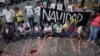 Familiares de detenidos encienden velas durante una vigilia fuera de las instalaciones del Servicio Bolivariano de Inteligencia en Caracas.