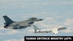 资料照片：台湾空军F-16战斗机跟踪中国空军的轰炸机飞行（2018年5月11日）