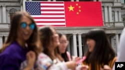 2015年9月24日，白宫旧行政楼上悬挂的中美两国国旗