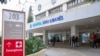 La gente se encuentra fuera del Hospital Sirio-Libanes, donde el presidente de Brasil, Luiz Inácio Lula da Silva, fue ingresado para una cirugía después de una lesión en la cabeza, en Sao Paulo, Brasil, el 10 de diciembre de 2024. REUTERS