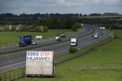 英国特兹沃思M40高速公路旁，看到标有要求英国首相鲍里斯停止与华为合作的标语牌。（2020年5月1日）