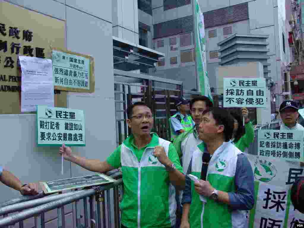 民主黨副主席蔡耀昌將抗議書貼在中聯辦牆上後高喊抗議口號(美國之音海彥拍攝)