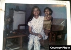 Jannies as a child with her mother.