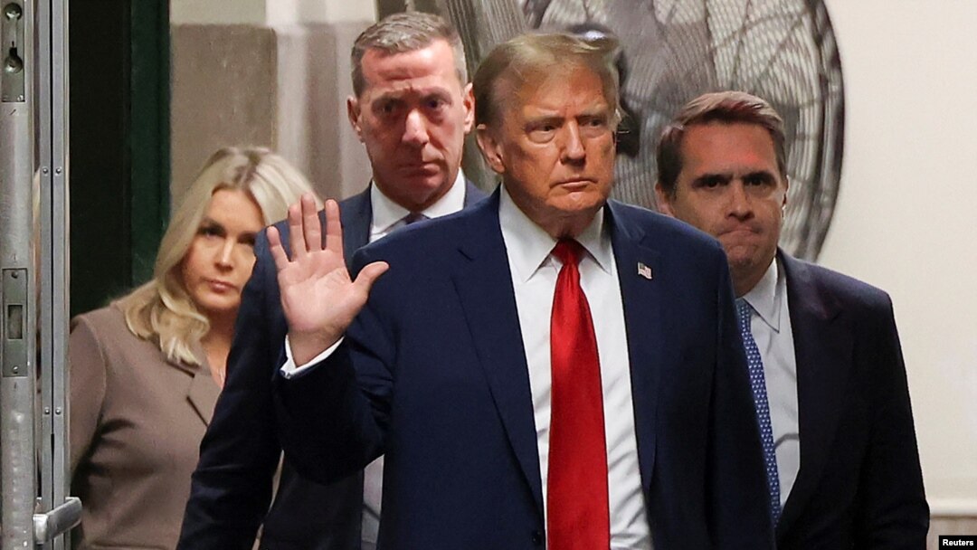 Bivši predsednik Donald Tramp vraća se u sudnicu posle pauze, 23. aprila 2024. (Foto: Yuki Iwamura/Pool)
