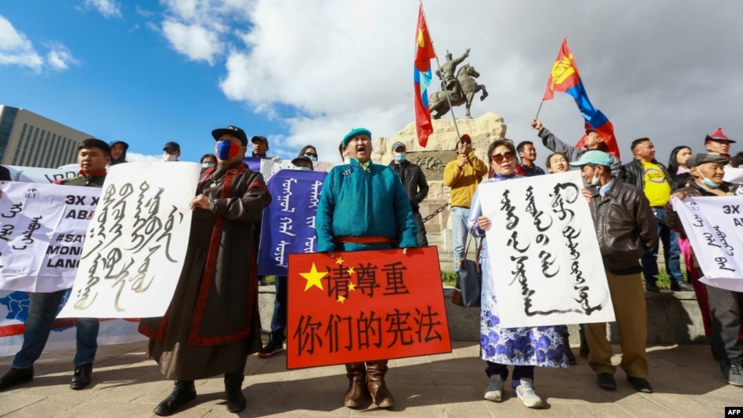 蒙古人在首都烏蘭巴托集會抗議中國當局在內蒙古實行雙語教學政策。（2020年9月15日）