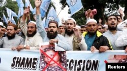 Supporters of Muslim Student Organization (MSO) chant slogans during a protest after the Supreme Court overturned the conviction of a Christian woman sentenced to death for blasphemy against Islam, in Islamabad, Pakistan, Nov. 2, 2018. 