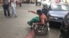 Barreras para personas con discapacidad en las calles de Caracas, Venezuela.