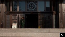 一名中国武警在北京的中国最高法院门前站岗。（资料照片）