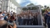 Familiares de presos políticos en Venezuela, incluyendo Lilián Tintori, esposa de Leopoldo López, recrearon una cárcel en Caracas en protesta por los encarcelamientos y exigieron la libertad de los presos antes de Navidad, el lunes, 14 de diciembre de 2015 Foto Álvaro Algarra, VOA.