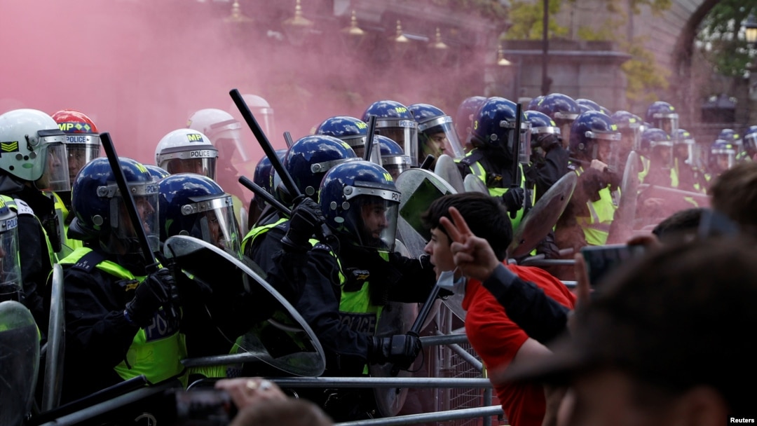 Sukob policije i učesnika kontra-demonstracija u Londonu, 13. jun 2020 (Foto:Rojters/John Sibley)