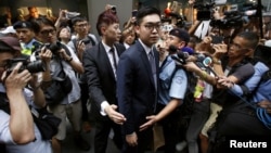 Andy Chan, a founder of the Hong Kong National Party, is surrounded by photographers as he leaves the Foreign Correspondents' Club in Hong Kong, Aug. 14, 2018. (REUTERS/Bobby Yip)
