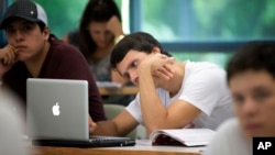 Taking notes by typing on the computer may not be the best way to study.
