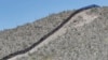 Archivo - Sección del muro fronterizo que atraviesa el monumento nacional Organ Pipe el jueves 22 de agosto de 2019 en Lukeville, Arizona. 