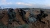 Izraelska zastava istaknuta na gomilu ugljenisanih vozila koja su bila spaljena tokom krvavog napada militanata Hamasa na Izrael 7. oktobra, ispred grada Netivota, južni Izrael, 7. anuara 2024. Vozila su sakuplena i poređana nedaleko od granice sa Gazom nakon napada.