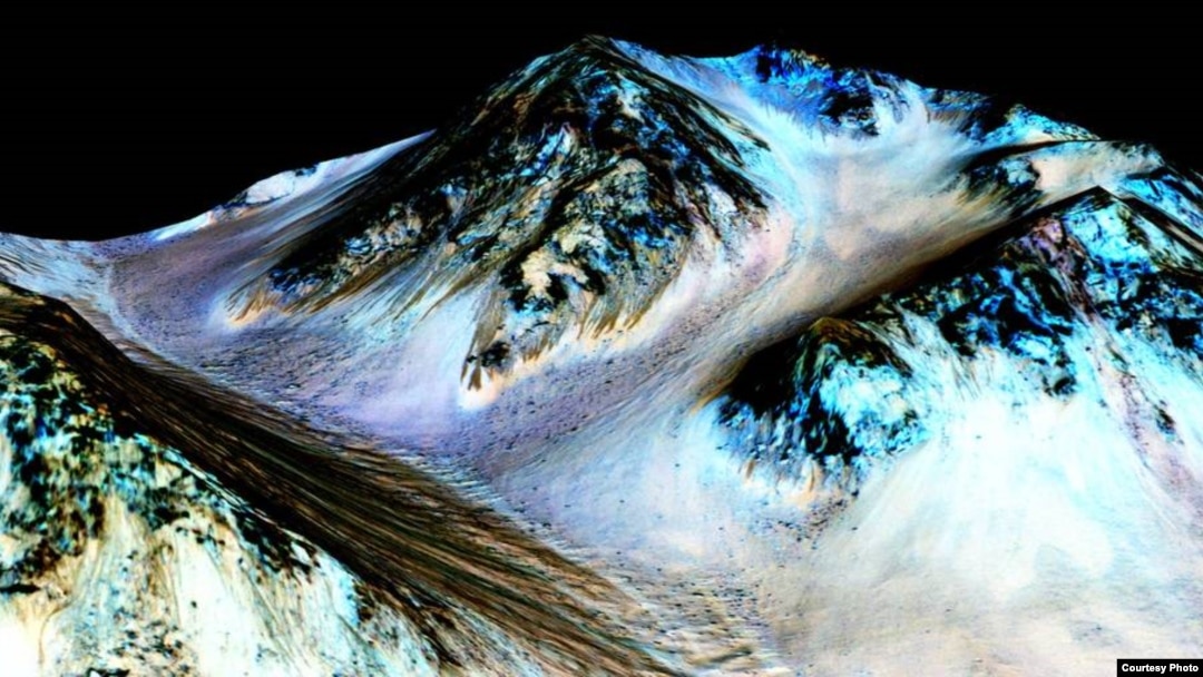 These dark, narrow, 100-meter-long streaks confirm evidence that liquid water flows on Mars surface. (Credit: NASA/JPL/University of Arizona) 