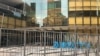 Puertas de la sede de DirecTV en Caracas, Venezuela.