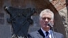 Prekinut Nikolićev govor na Gazimestanu