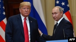 Tổng thống Mỹ Donald Trump (trái) và Tổng thống Nga Vladimir Putin rời khỏi cuộc họp bao chung tại Dinh Tổng thống ở Helsinki, Phần Lan, ngày 16/7/2018.