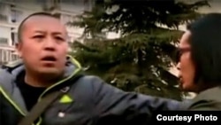 便衣男子攔截楊匡前往探望劉霞(胡佳推特圖片/電視畫面截圖)