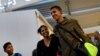Una familia venezolana sonríe al cruzar la frontera entre Perú y Chile en noviembre de 2017. Ahora, viajar a Chile se ha vuelto más complicado para los venezolanos.