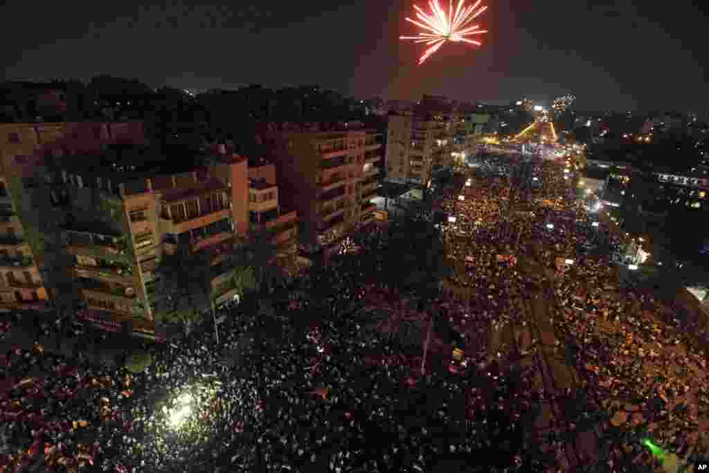 2013年7月3日,埃及军队首领刚一宣布总统穆尔西被宪法法院院长取代,开罗总统府周围的夜空便被烟火照亮。