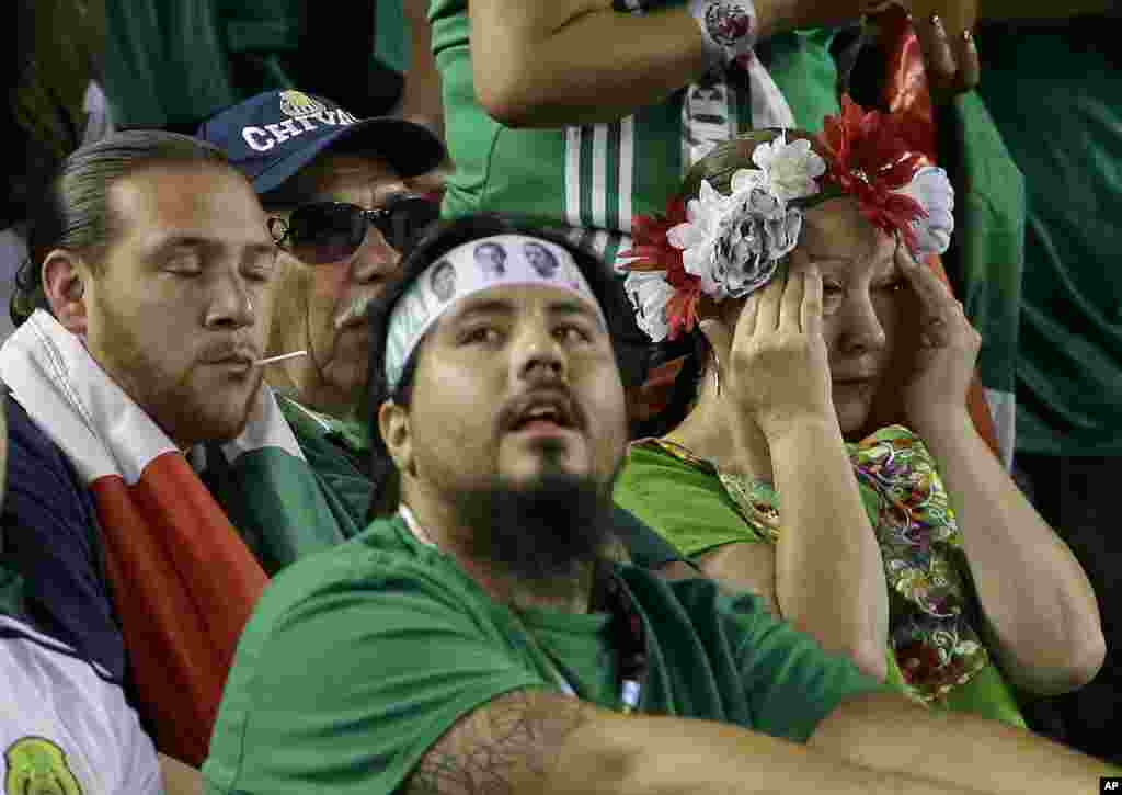 Magoya bayan Mexico, wata cikinsu tana kuka, a bayan da kasarsu ta sha kashi da ci 7 da 0 a hannun 'yan wasan Chile.