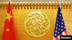 美中两国国旗 