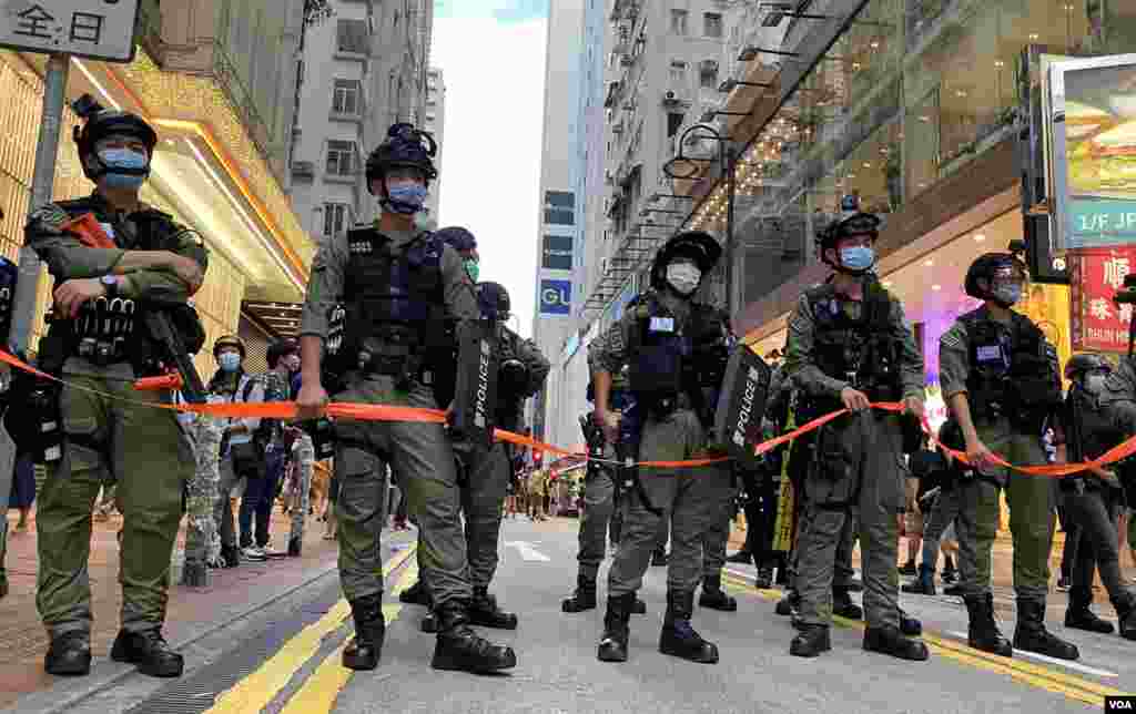 香港警方10月1日在銅鑼灣一帶部署上千警力,記協義務觀察員呂秉權批評,警方在沒有混亂的情況下,仍多次拉起封鎖線,對記者工作造成不便,而且未有遵守承諾讓”認可”傳媒進入封鎖區採訪。(美國之音湯惠芸)