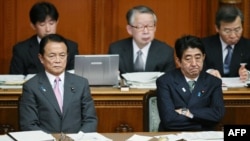日本首相安倍晉三（右）星期三在國會上議院全體會議上