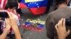 La bandera alusiva en la manifestación y en las camisetas rojas y blancas, corresponden a San Ignacio de Loyola. El santo fundador de los jesuitas. Foto: Álvaro Algarra.