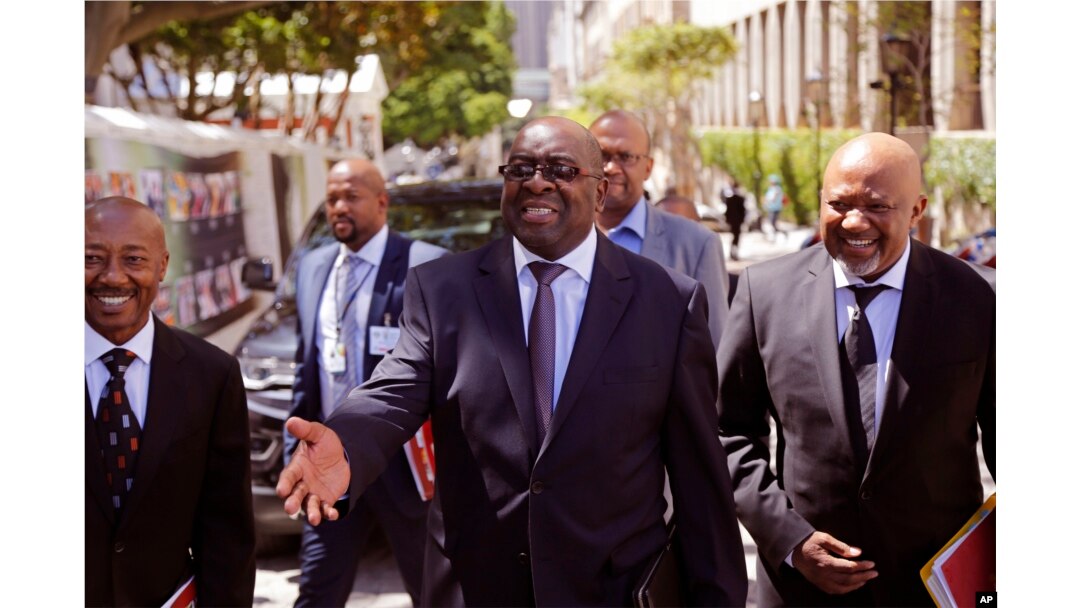 Nhlanhla Nene (no centro)