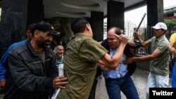 Borges publicó en Twitter fotografías del ataque en su contra.