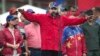 El presidente Nicolás Maduro habla bajo la lluvia durante un evento "antimperialista" en Caracas.