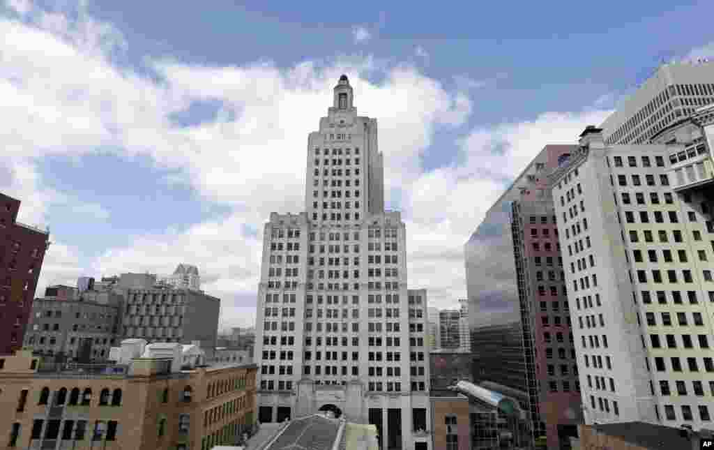 美国罗德岛州普罗维登斯的美国银行大厦(Bank of America Building),又称超人大厦。美国银行亚太区主管上月底发出内部电邮表示,海航股东和企业架构不透明,业务模式复杂。加上近期中国监管机构对海航的关注度提升以及海航的政治关系等忧虑,因此不希望冒风险,决定不再参与涉及海航的交易。消息人士说,美国银行原本与海航为未来潜在交易商讨融资计划。彭博社报道,此前,包括美国花旗集团和摩根斯坦利在内的一些金融巨头也由于海航集团的信贷来源及股东架构不透明等原因,已避免与海航做生意,不过仍和海航的一些附属公司有交易。
