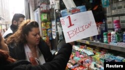 Un cartel improvisado de 'un billón de dólares' (mil millones) anuncia el sorteo de la lotería Mega Millions en un quiosco de Manhattan, Nueva York, el 19 de octubre del 2018.