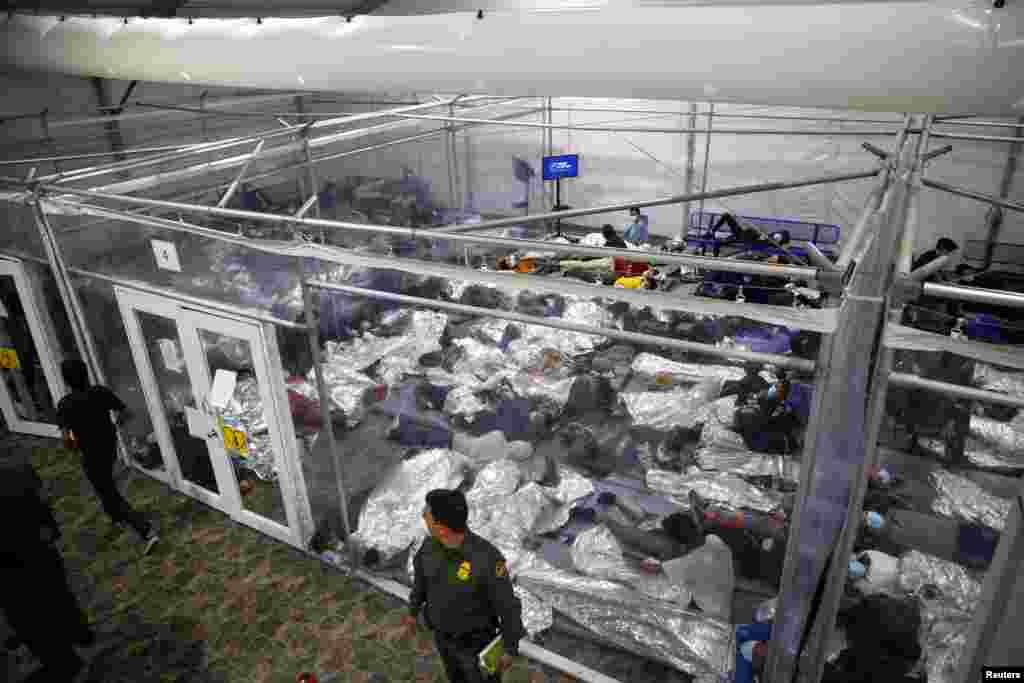 La agencia AP informó que la instalación tiene una capacidad para 250 personas, pero más de 4.100 niños están hacinados en ella.