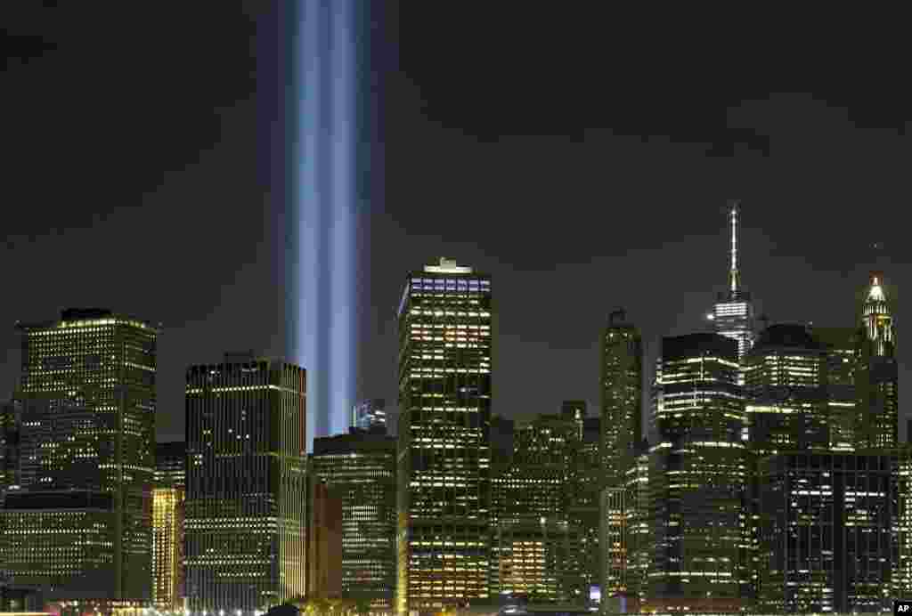 Sorotan lampu di langit Manhattan (10/9) di New York untuk menandai 15 tahun serangan teroris 11 September 2011. (AP/Mark Lennihan)