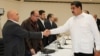 El presidente Nicolás Maduro saluda al opositor Jesús Torrealba, durante la reunión que tuvo lugar el domingo 30 de octubre.